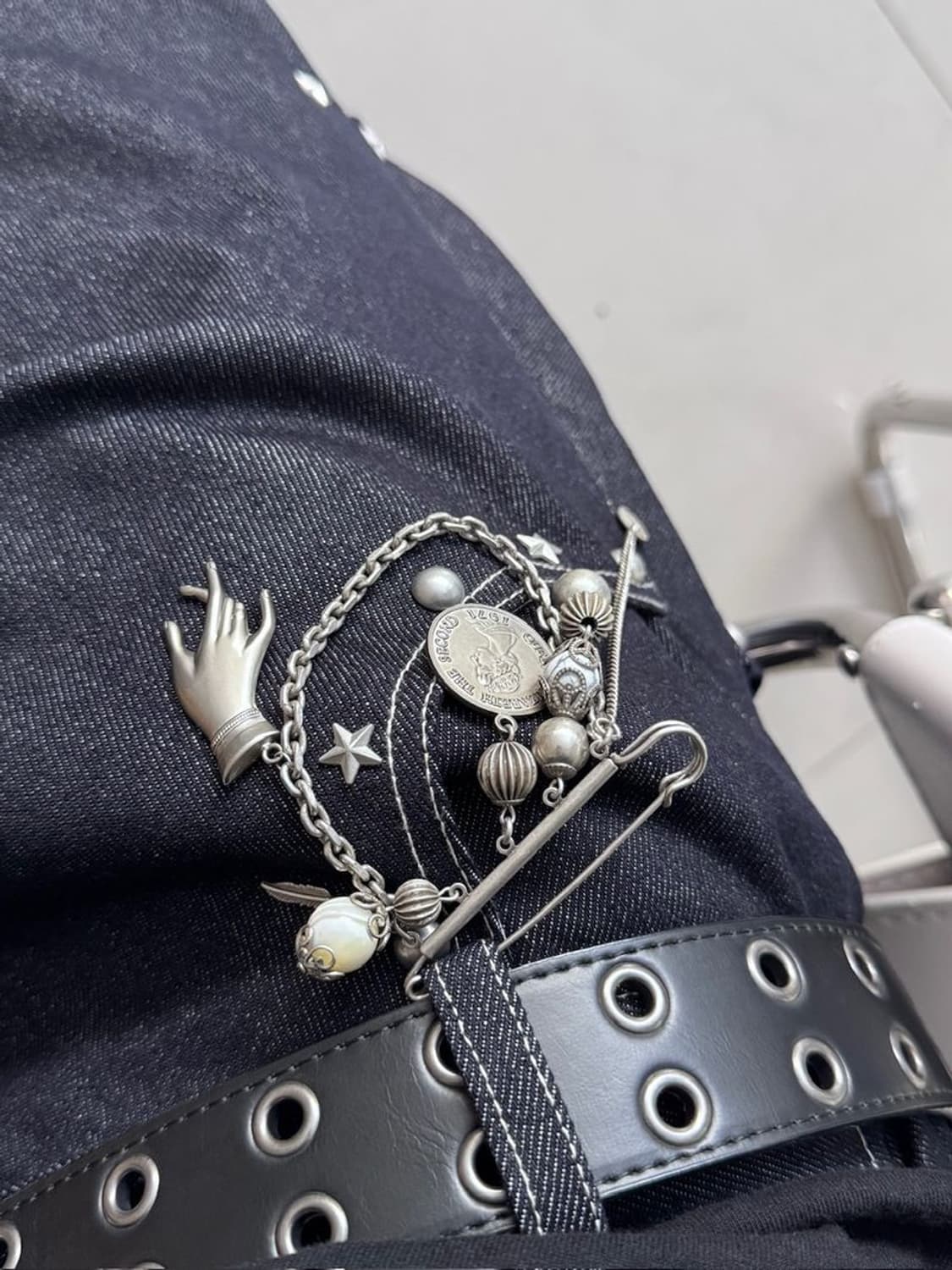 MULTI-MOTIF BROOCH  멀티 모티프 브로치 상품이미지1