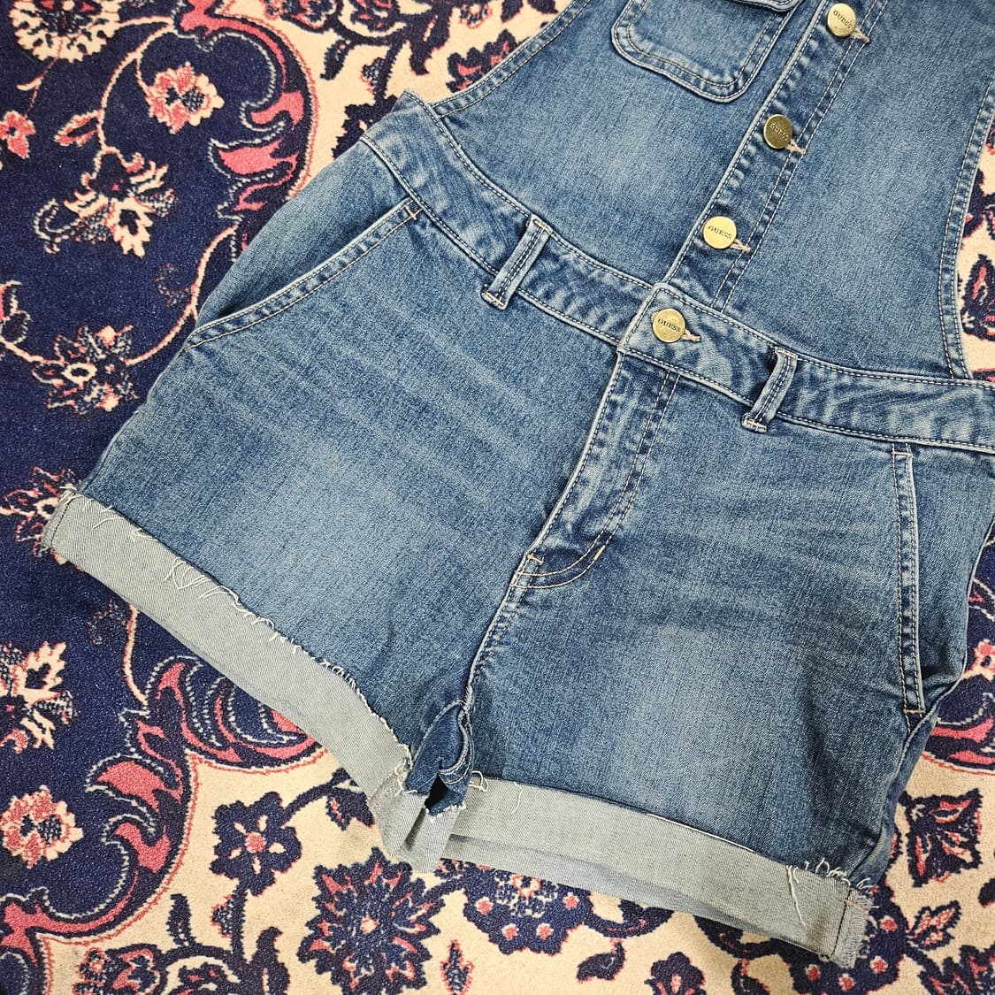 게스(GUESS) 골든 버튼 데님 멜빵 반바지 26 상품이미지6