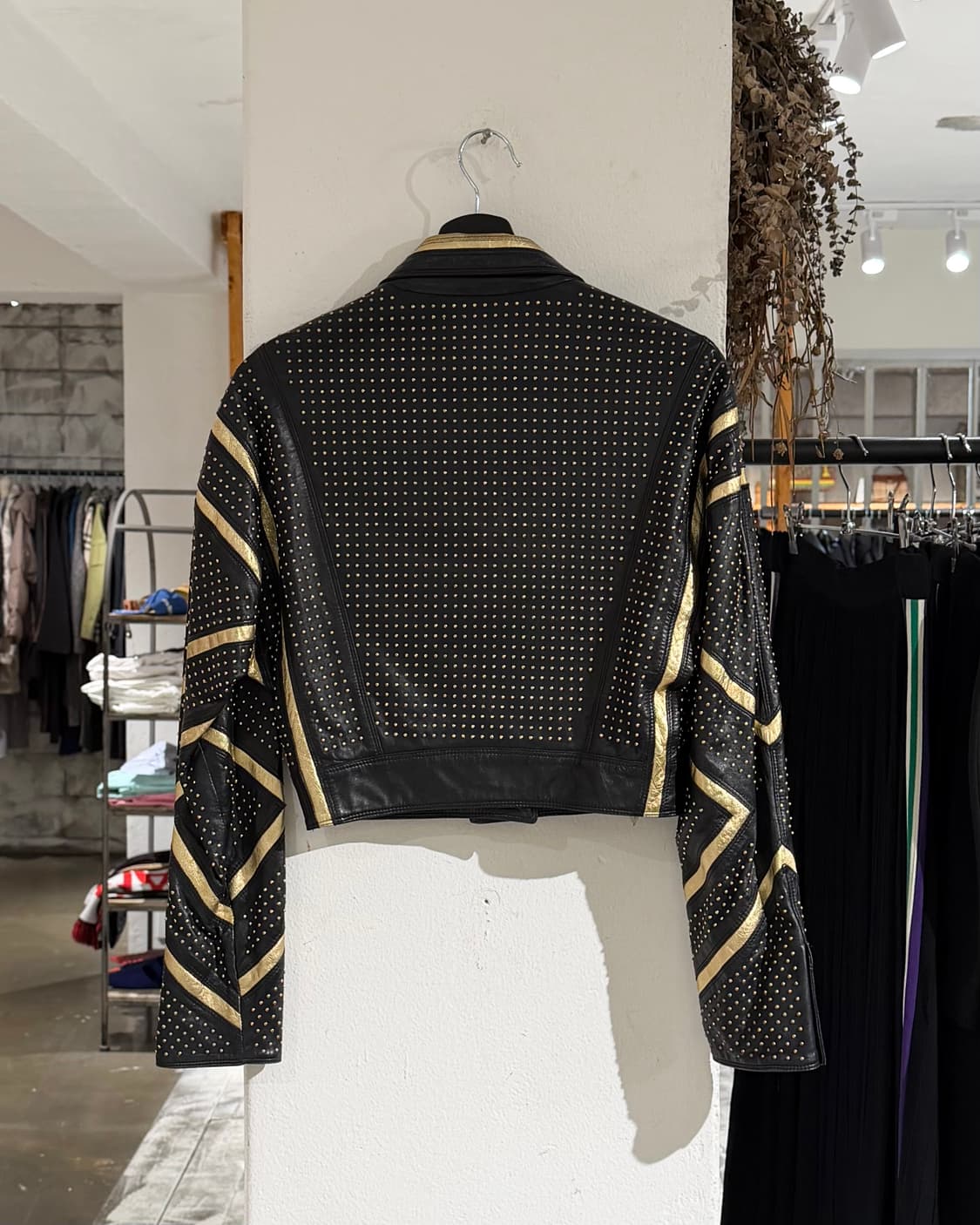 지아니 베르사체 블랙 SS92 스터드 장식 골드 메탈릭 크롭 자켓 상품이미지6