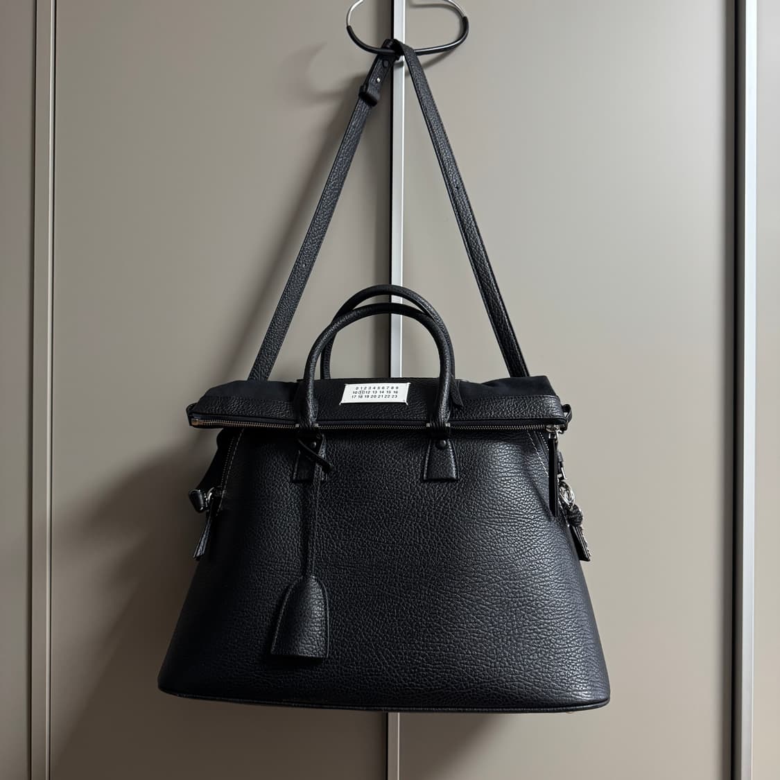 메종 마르지엘라 5AC 클래식 블랙 라지 토트백 상품이미지1