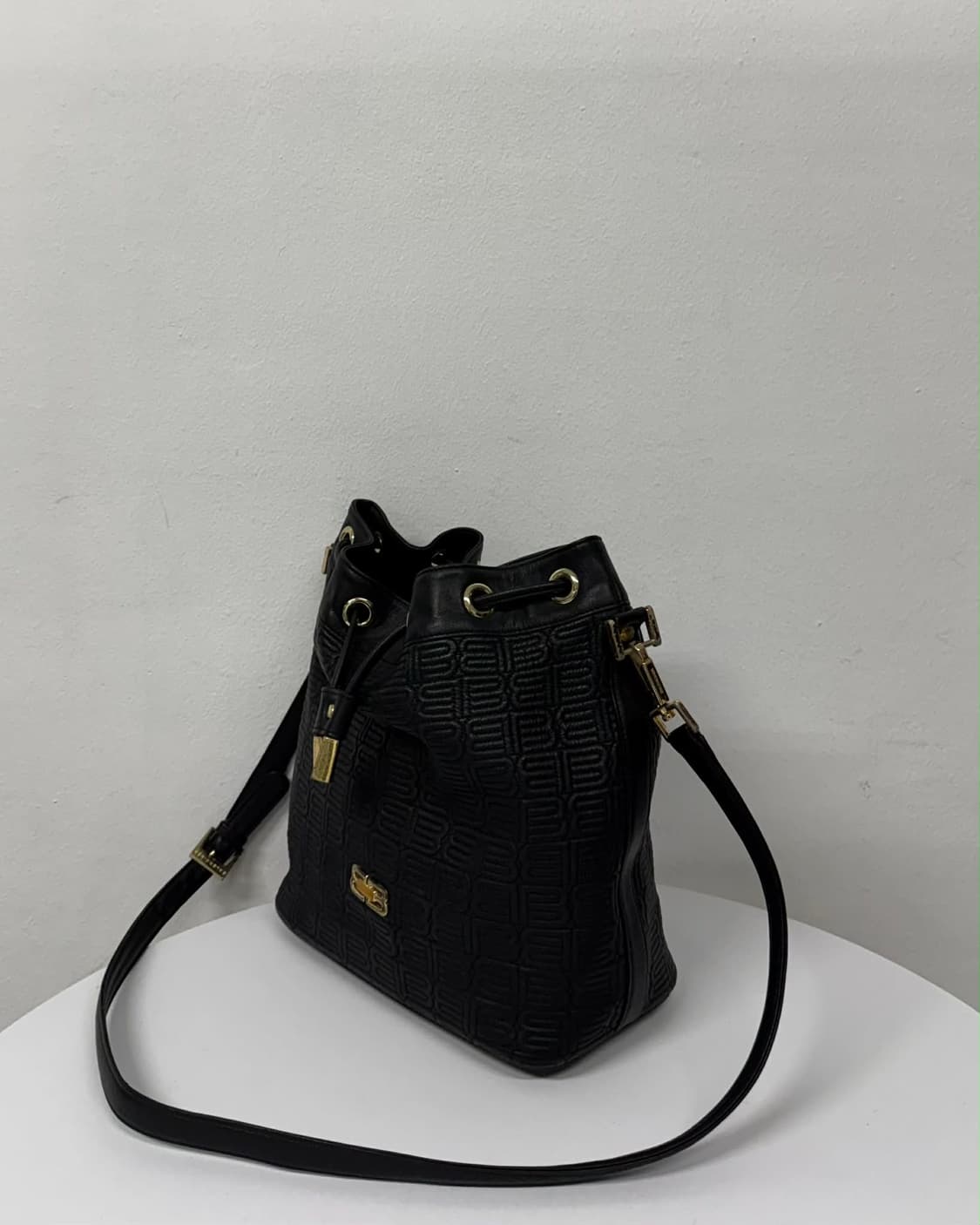 발렌시아가 BB 모노그램 버킷 복조리 크로스 백 상품이미지2