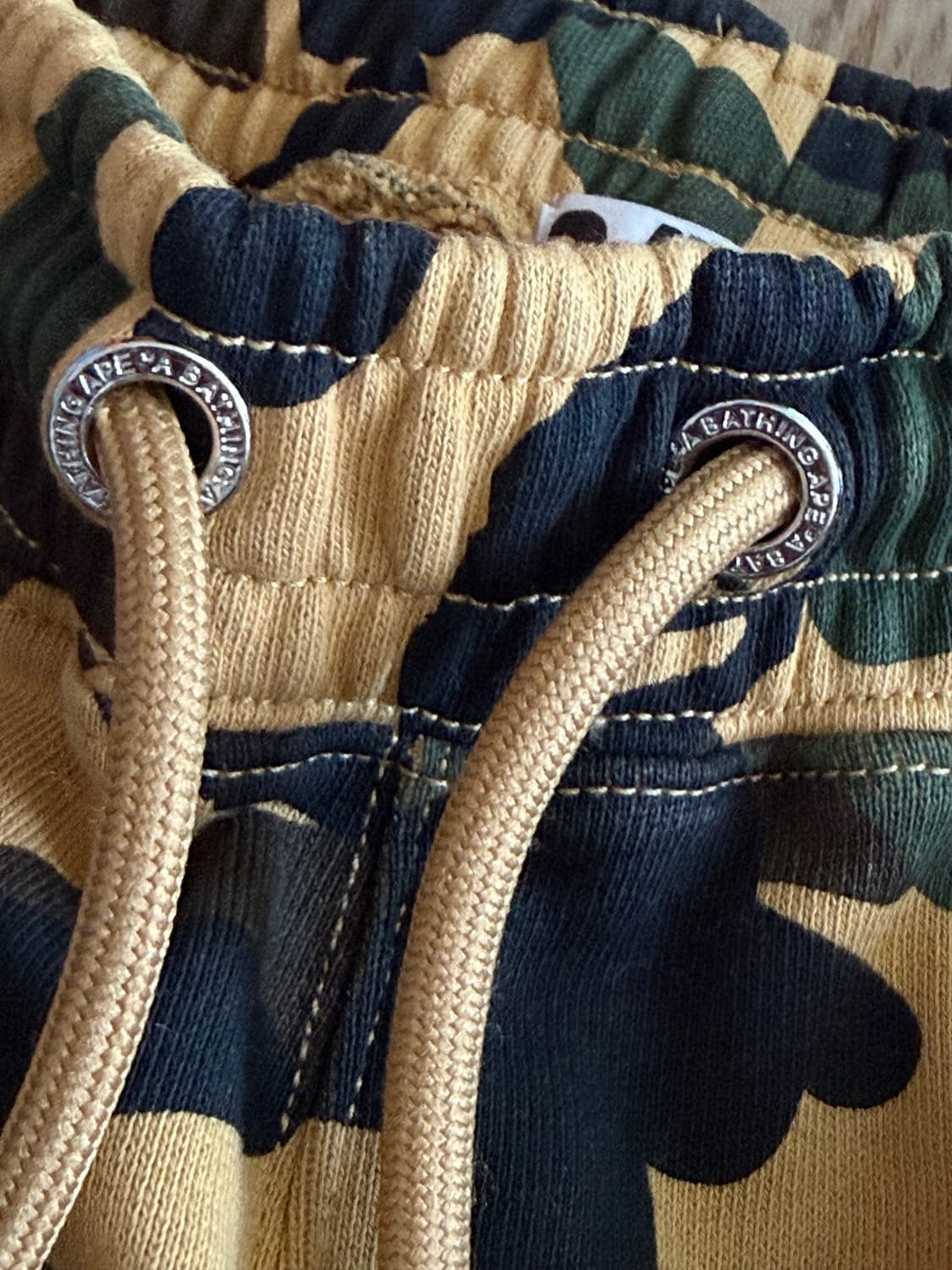 베이프 퍼스트 카모 자카드 원 포인트 릴렉스드 핏 스웨트쇼츠 옐로우 상품이미지5