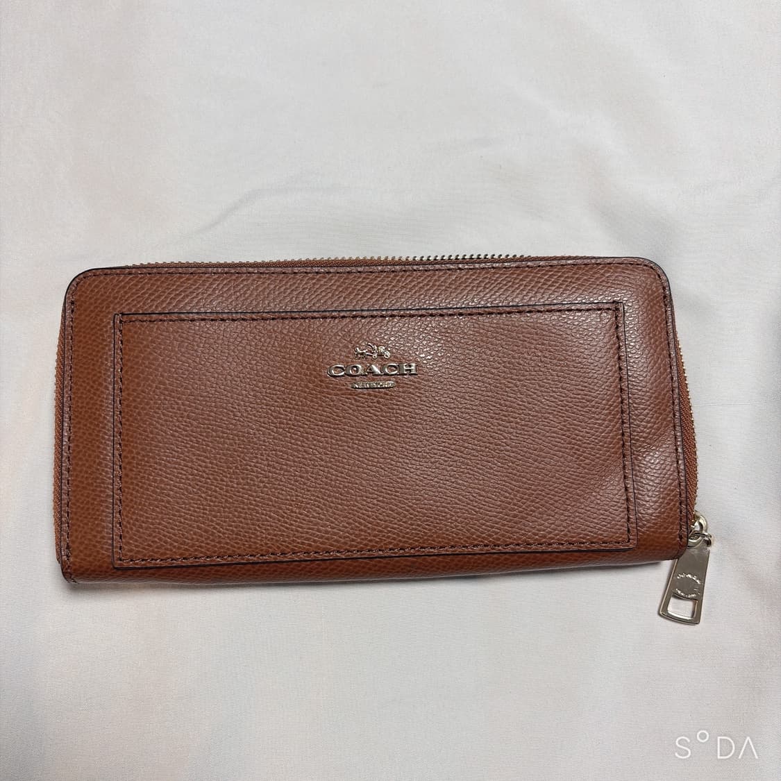 코치 브라운 레더 지퍼 장지갑 상품이미지1