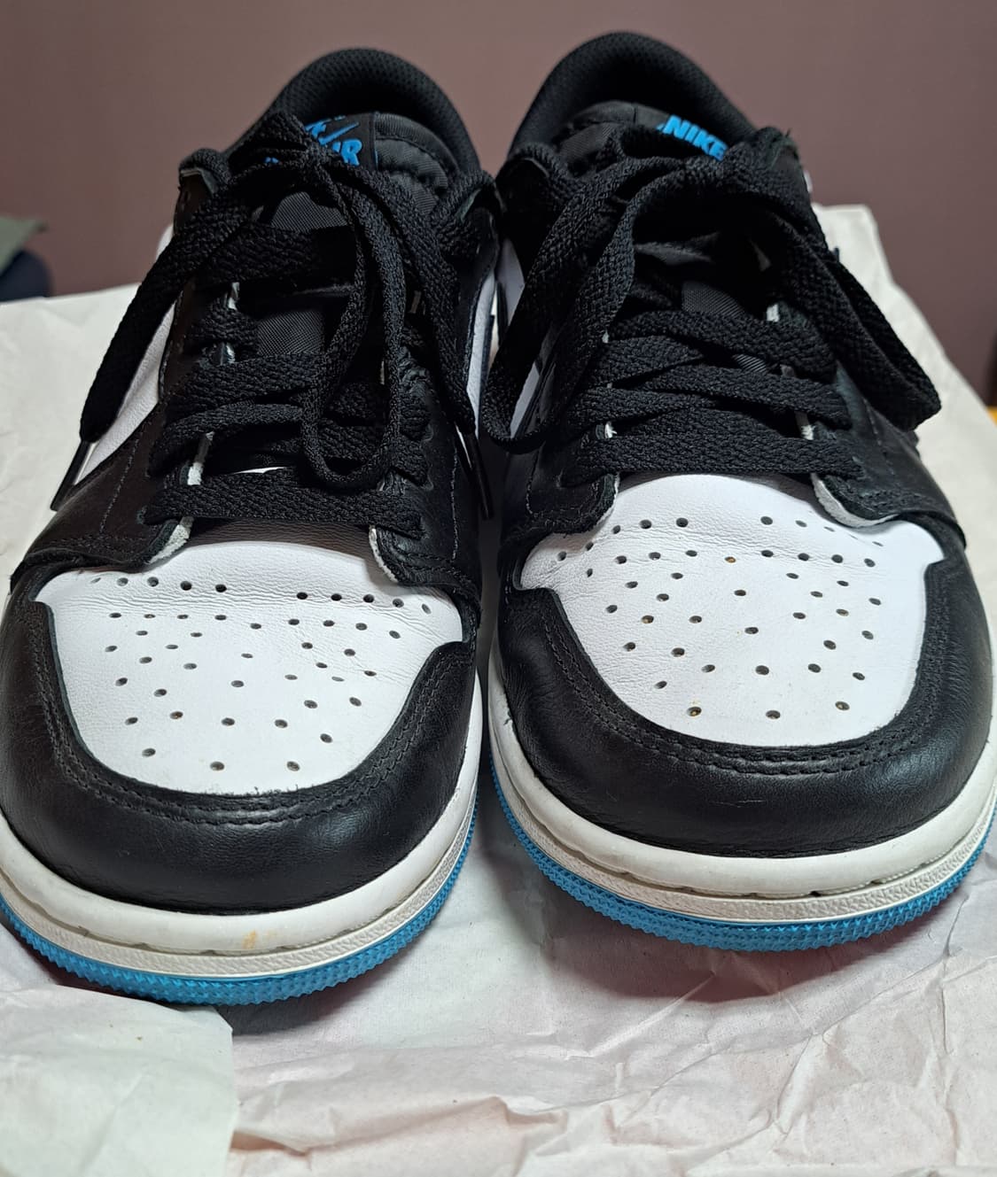 조던 1 레트로 로우 OG 블랙 앤 다크 파우더 블루 상품이미지4