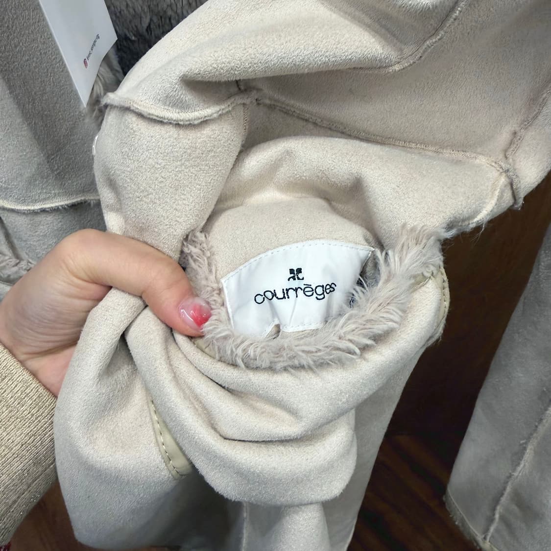 꾸레쥬 롱 무스탕 코트 퍼 트리밍 스냅 버튼업 디테일 레귤러핏 아이보리 상품이미지6