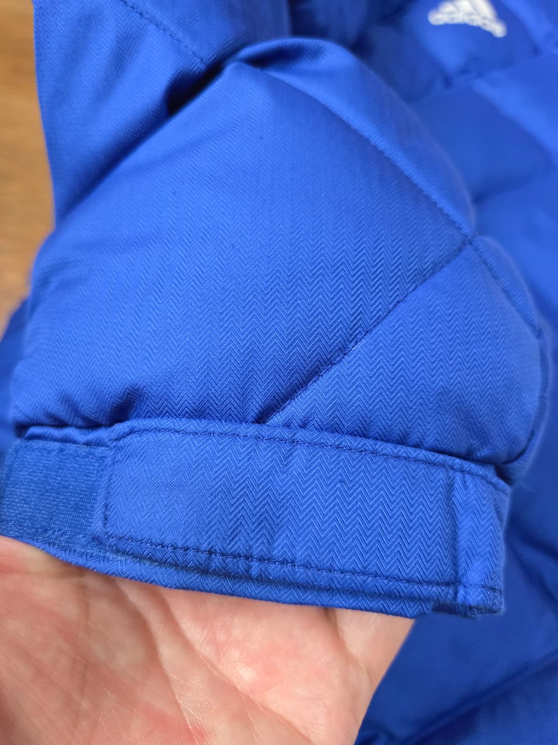 아디다스 첼시 FC 덕다운 패딩 자켓. 상품이미지4