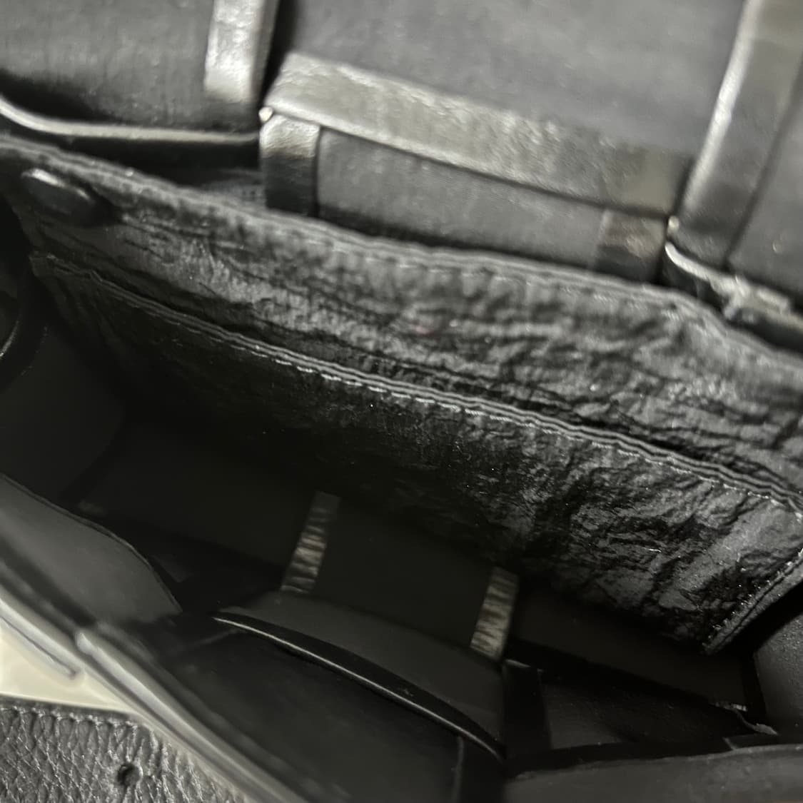 보테가베네타 카세트백 미니 블랙 레더 크로스백 가방 상품이미지5