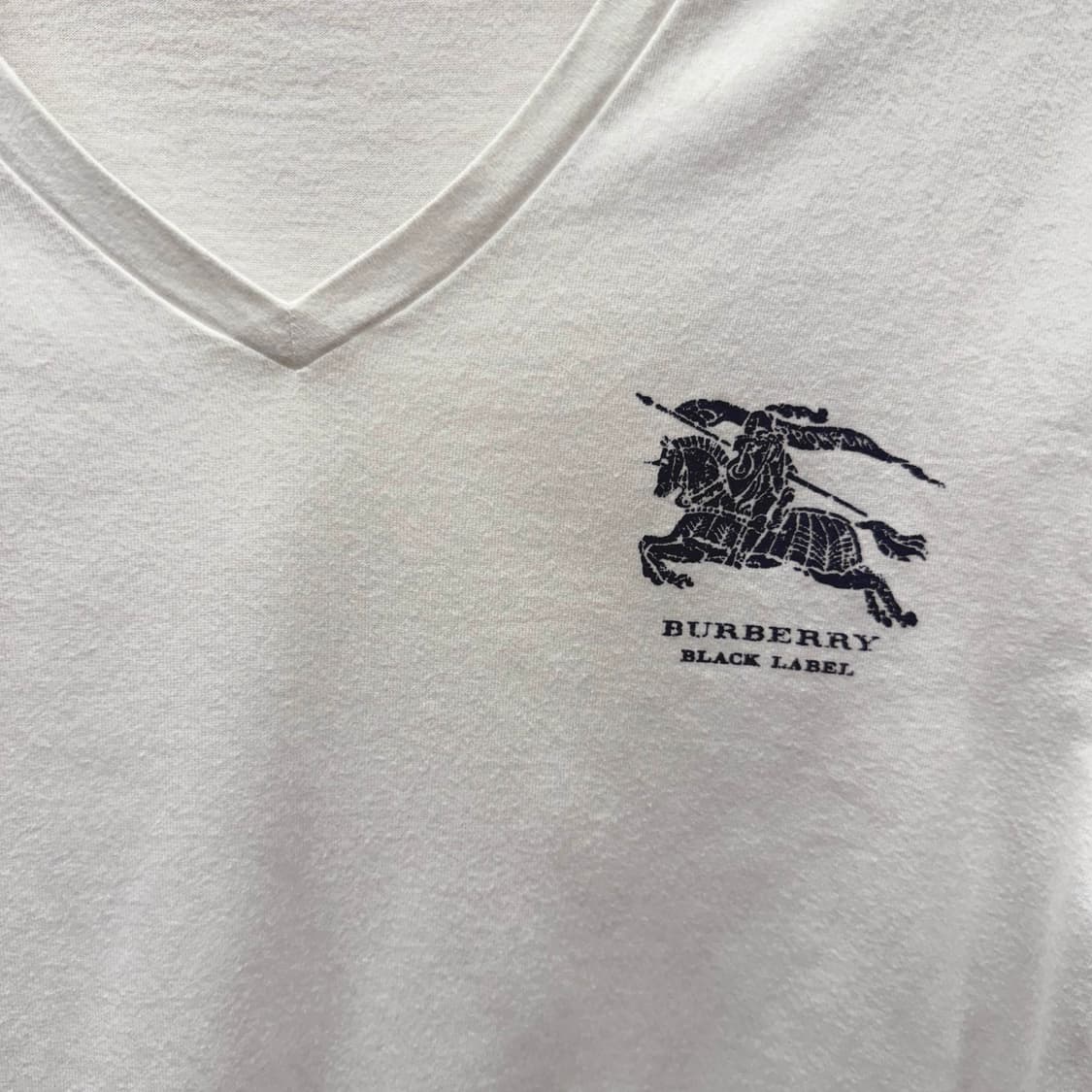 버버리 블랙라벨 브이넥 긴팔 티셔츠 로고 프린팅 디테일 슬림핏 화이트 상품이미지6