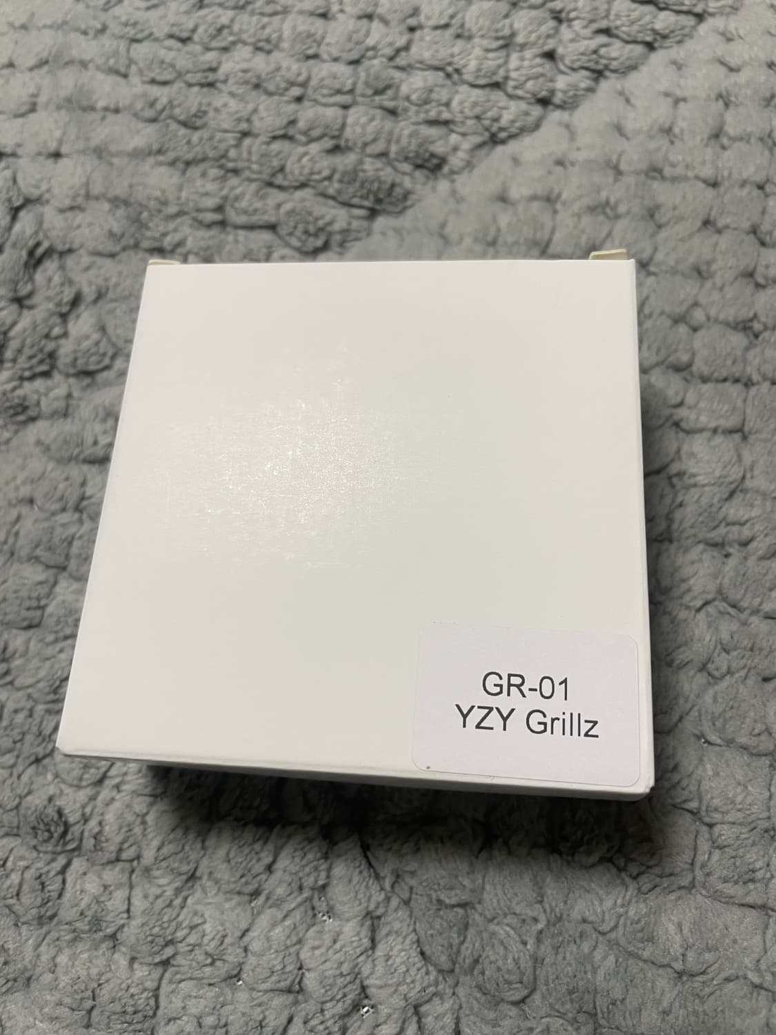 이지 Yeezy YZY GR-01 실버 그릴즈 미개봉 새상품 상품이미지2