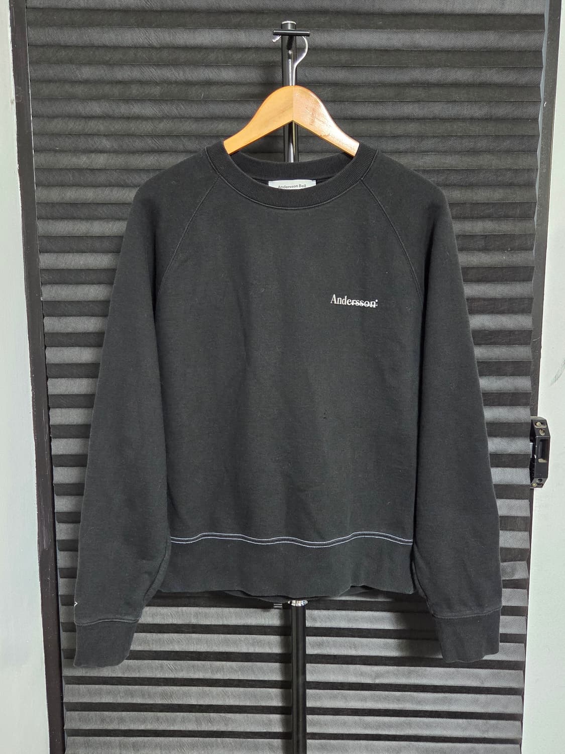 [앤더슨벨] 19FW 컨템포러리 로고 맨투맨 | 00079 상품이미지1