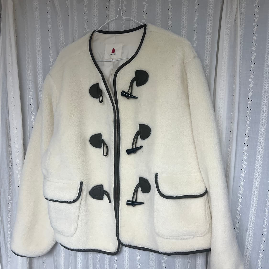 새상품 꼬모니노즈 토글 더플 뽀글이 무스탕 하프 자켓 아이보리 상품이미지10