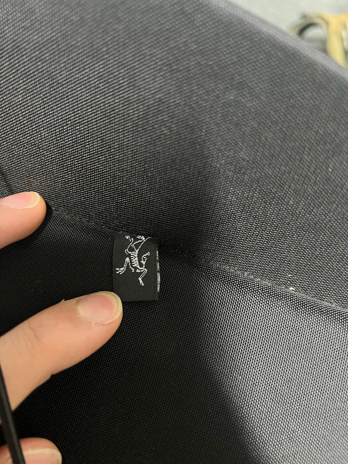 아크테릭스 퀴버 크로스바디 백 블랙 애쉬 상품이미지7