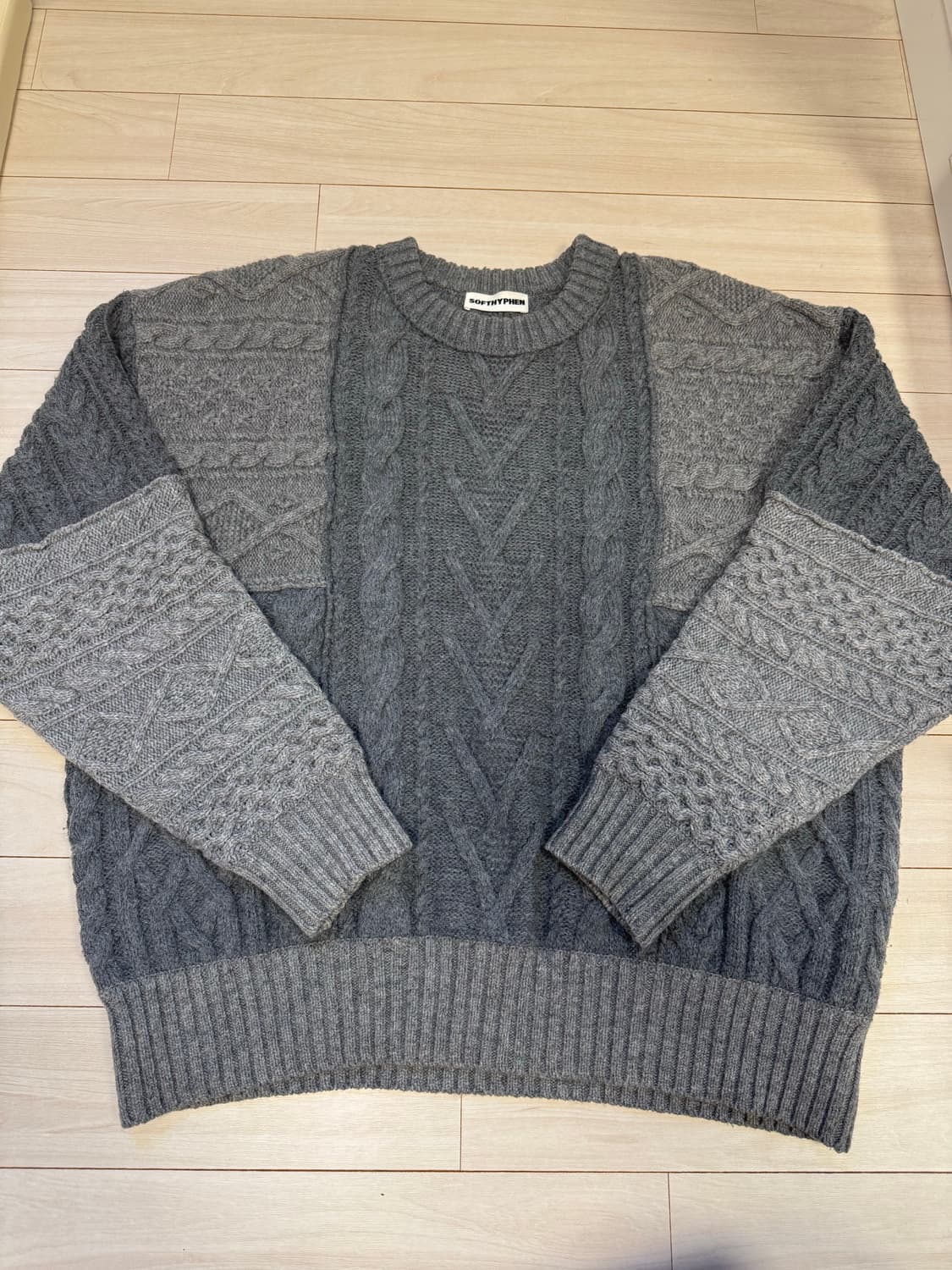 Softhyphen 패치워크 크루넥 니트 그레이 상품이미지1