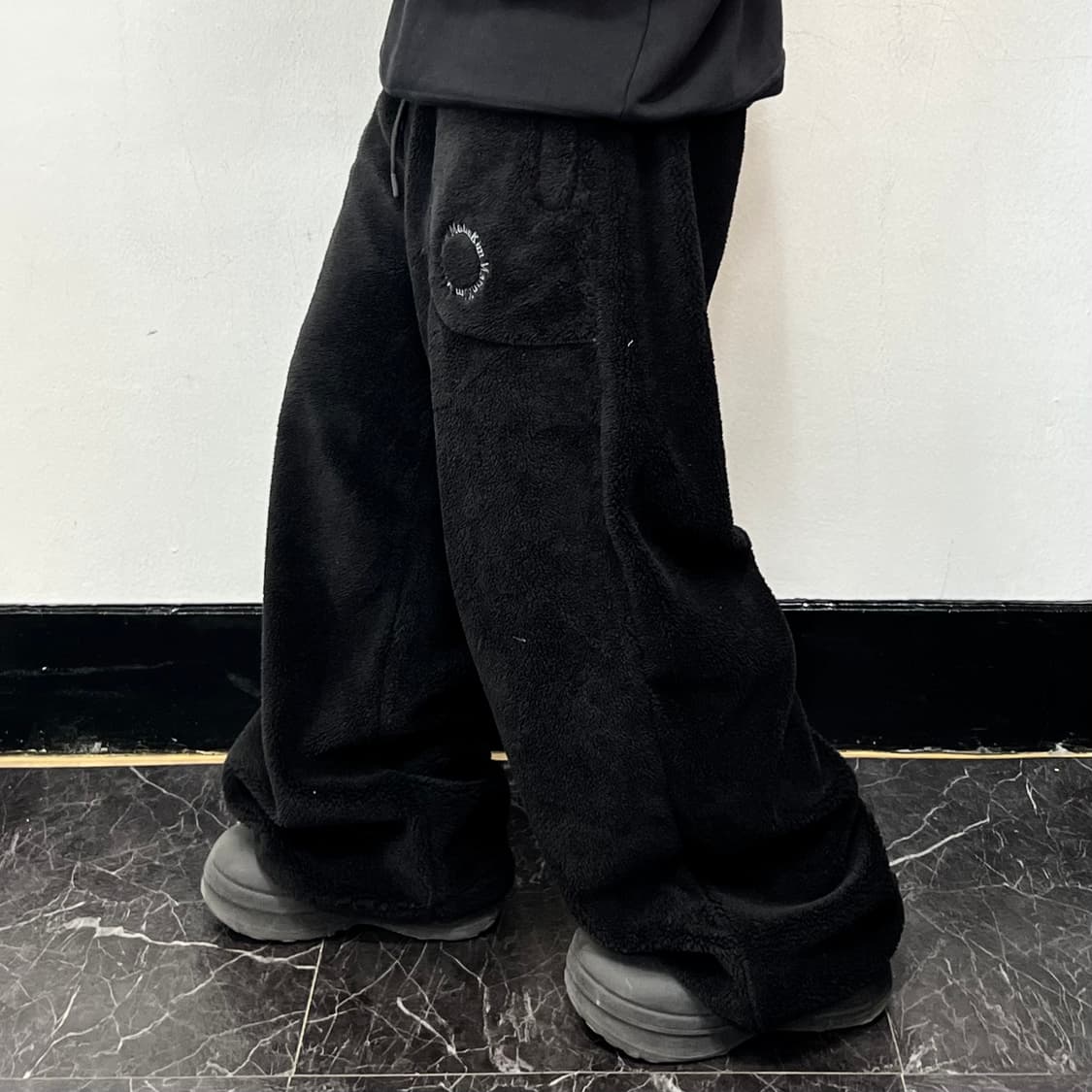 마뗑킴 오버사이즈 플리스 루즈 핏 팬츠 블랙 상품이미지1