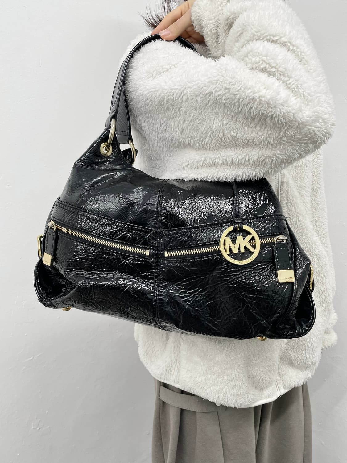 마이클코어스 락시크 금장 호보백 상품이미지5