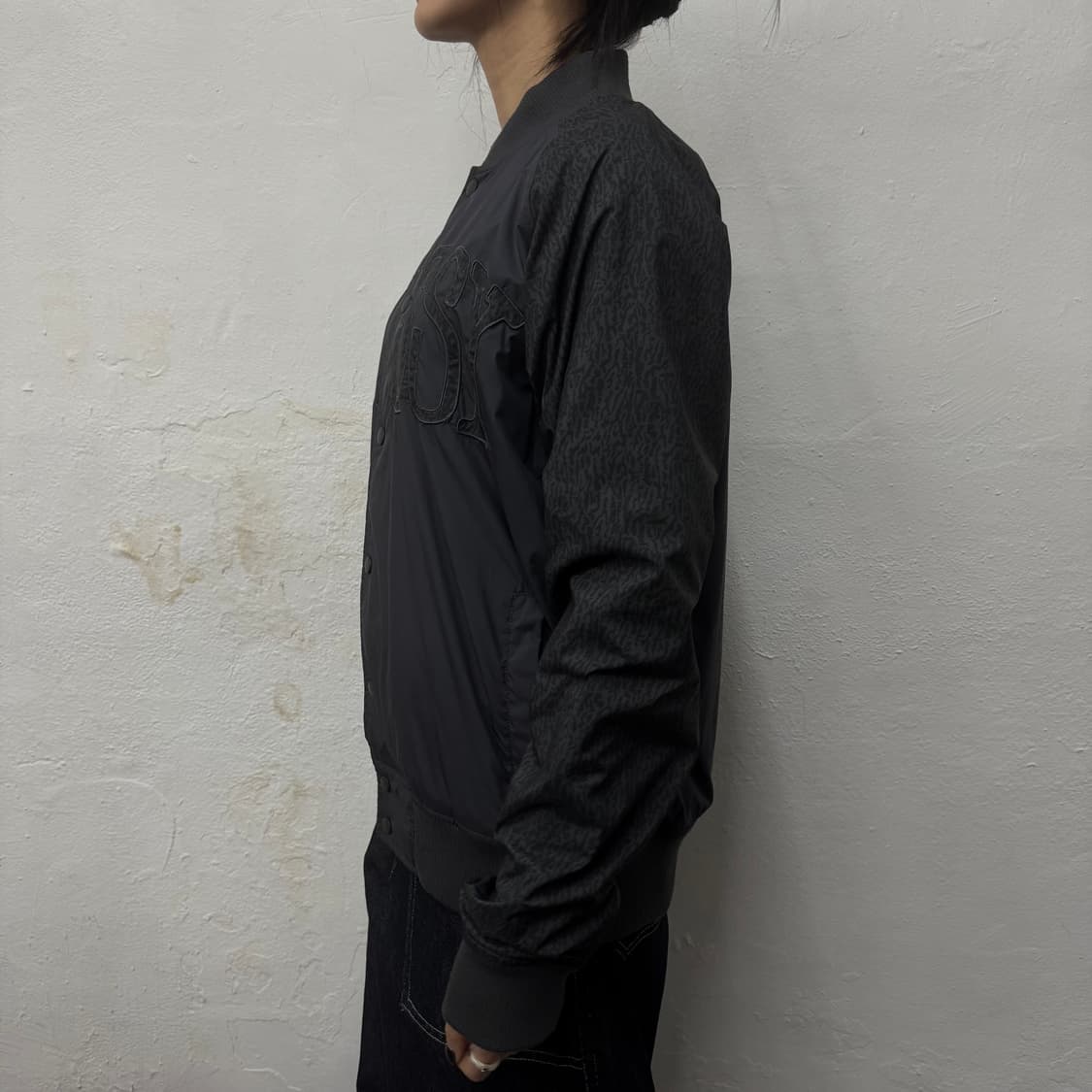 스투시(STUSSY) 차콜컬러 아치 패치로고 레오파드 슬리브 봄버 자켓 상품이미지2