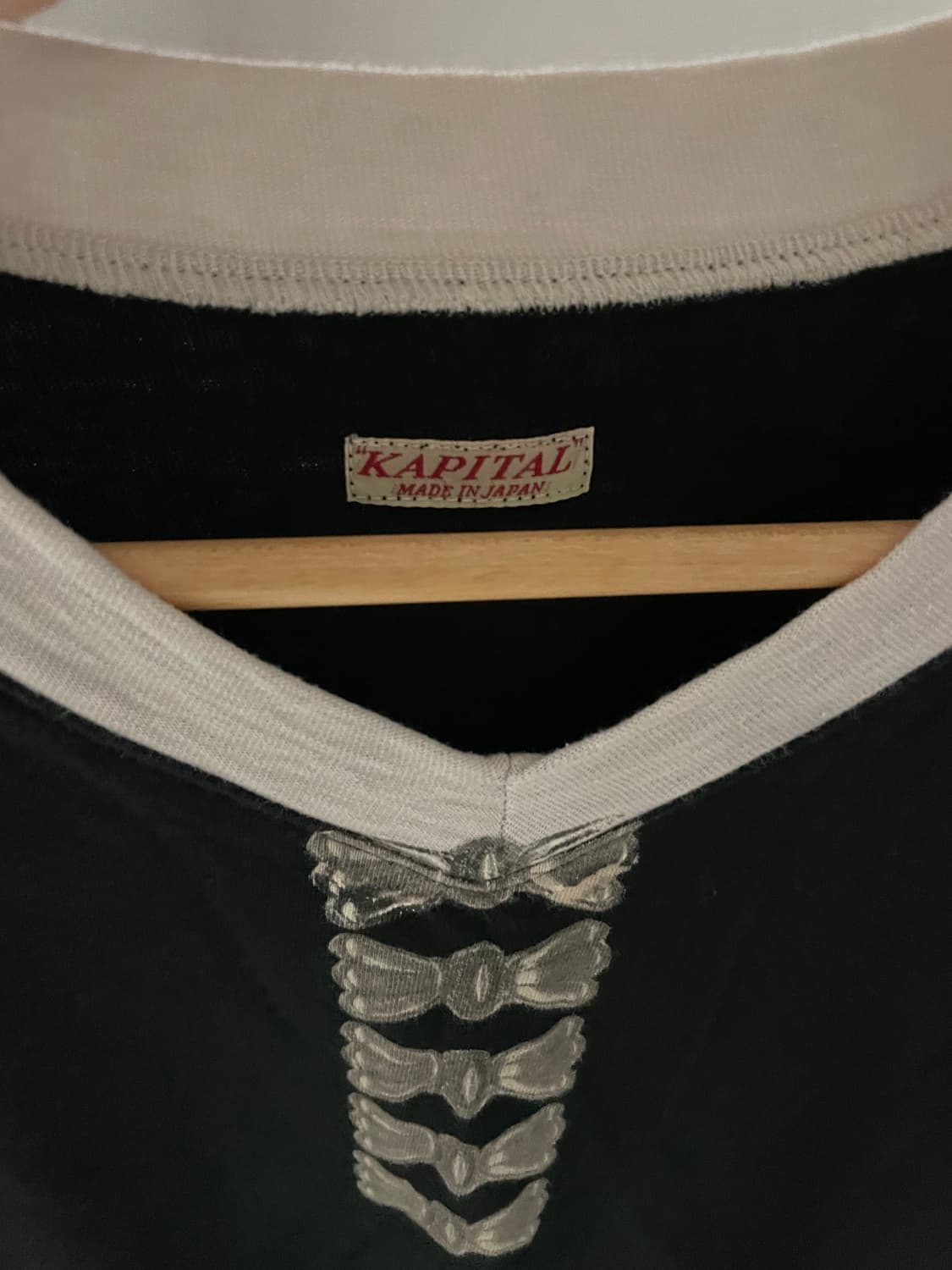 캐피탈 브이넥 링거 티셔츠 버터플라이 콘초 상품이미지3