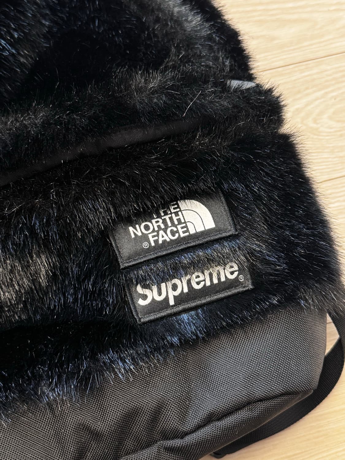 슈프림 노스페이스 퍼 백팩 블랙 상품이미지3