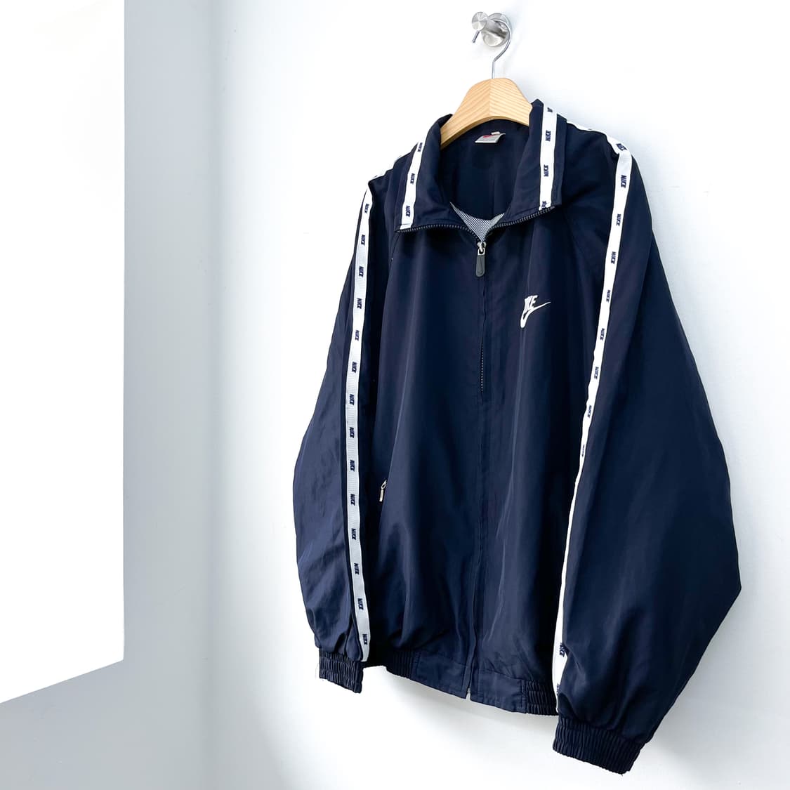 나이키 90s 스우시 사이드 스펠아웃 네이비 우븐자켓 상품이미지3
