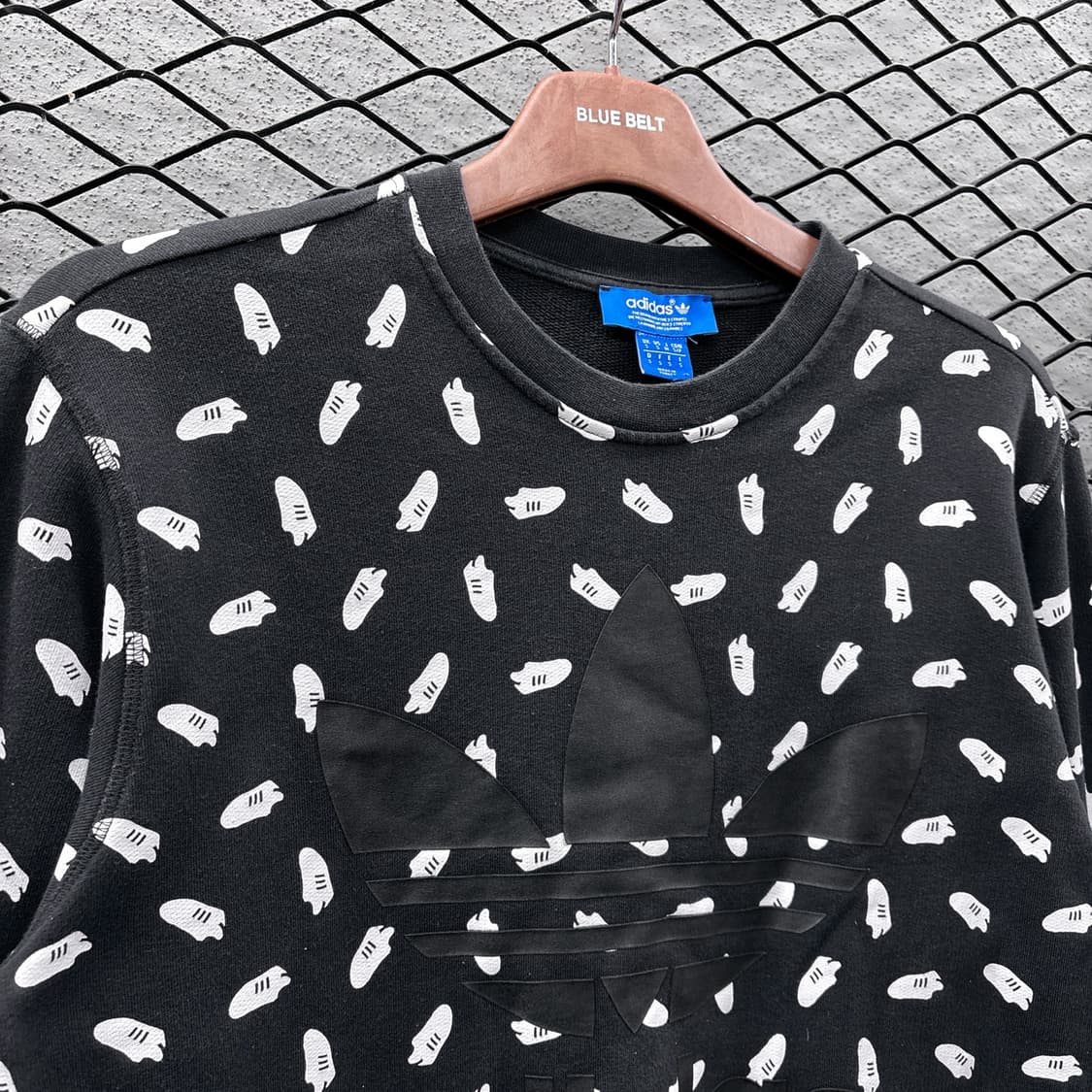 아디다스 슈퍼스타 아트그래픽 스웻셔츠 로고프린팅 디테일 블랙 상품이미지4