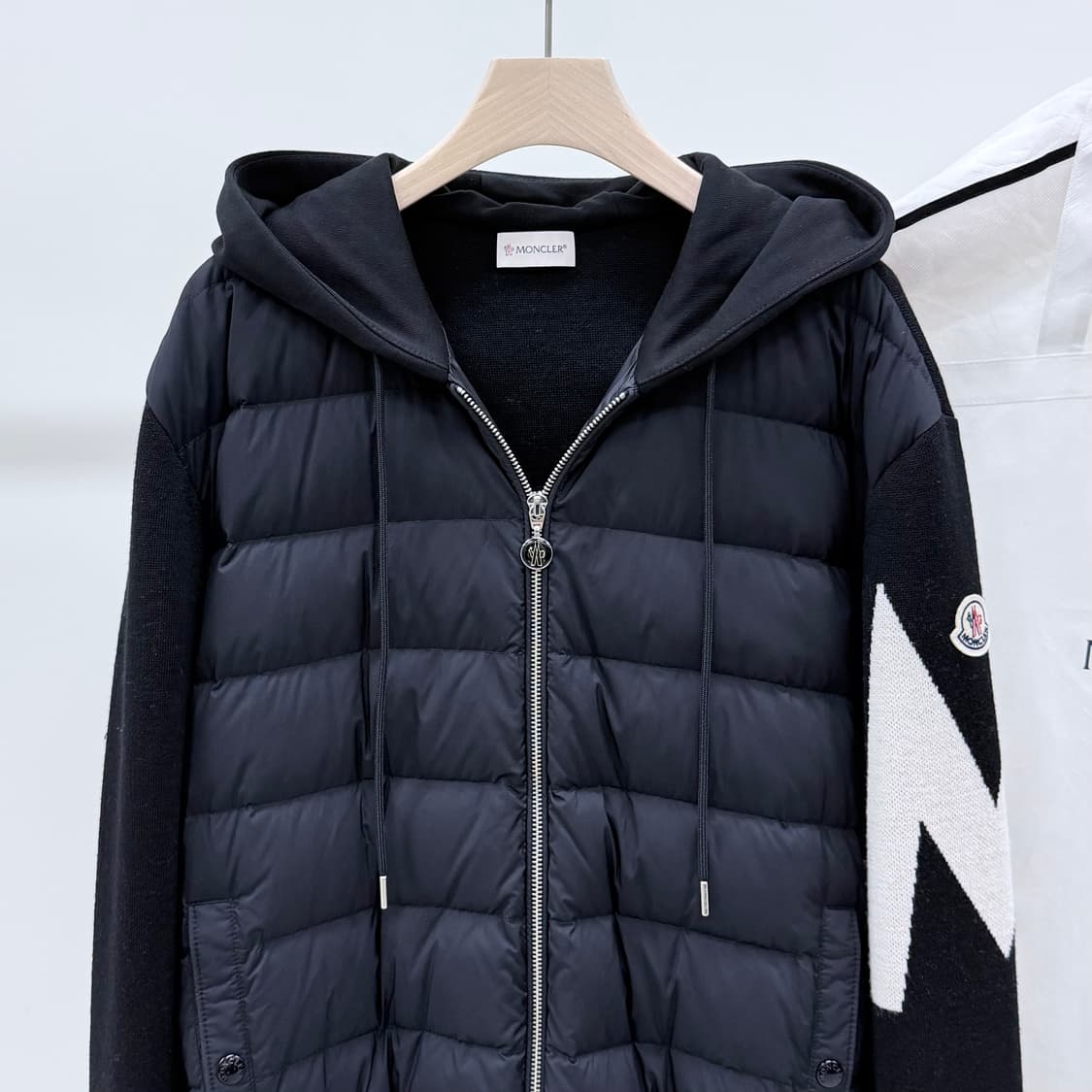 [S+급/2XL] 몽클레어 슬리브 후드 니트패딩 블랙 상품이미지2