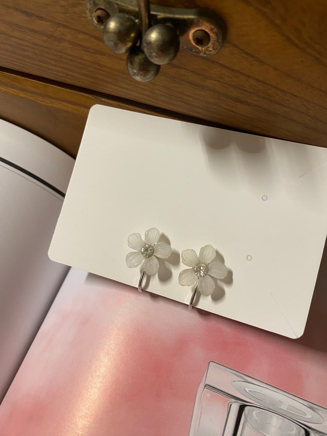 빈티지 플라워 화이트 클립 귀걸이  상품이미지1