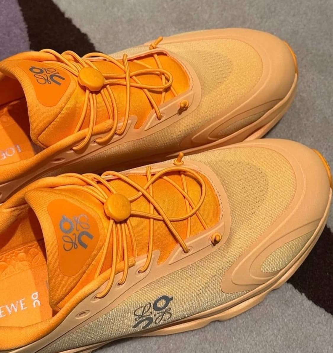 [새상품] 한정판 로에베 x 온러닝 클라우드솔로 오렌지 색상 37 상품이미지1