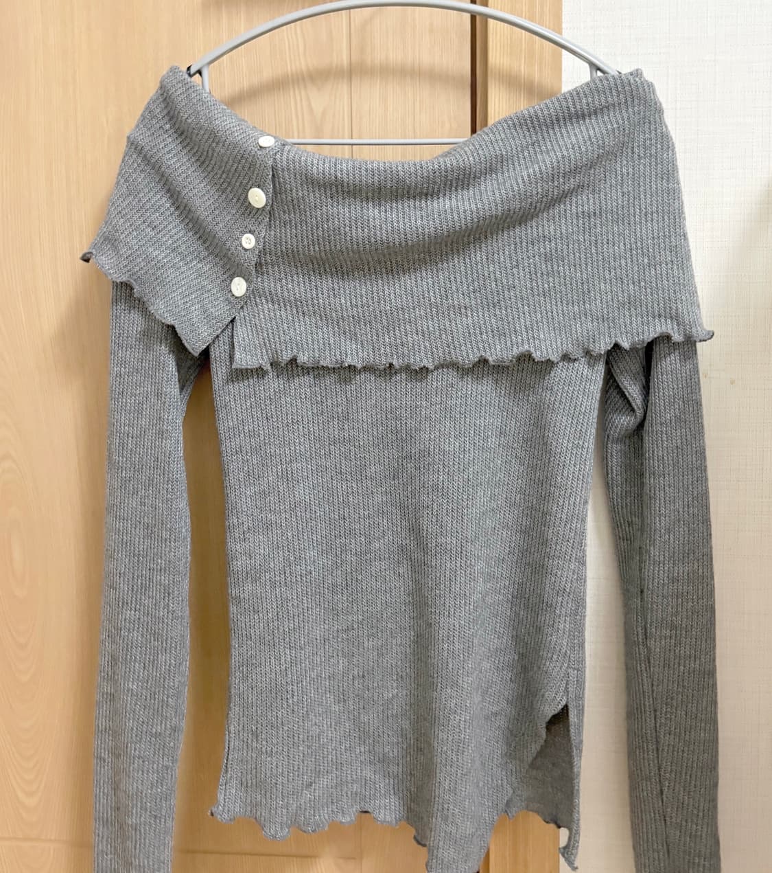 디어스토커 케이트 버튼 오프숄더 티 상품이미지2