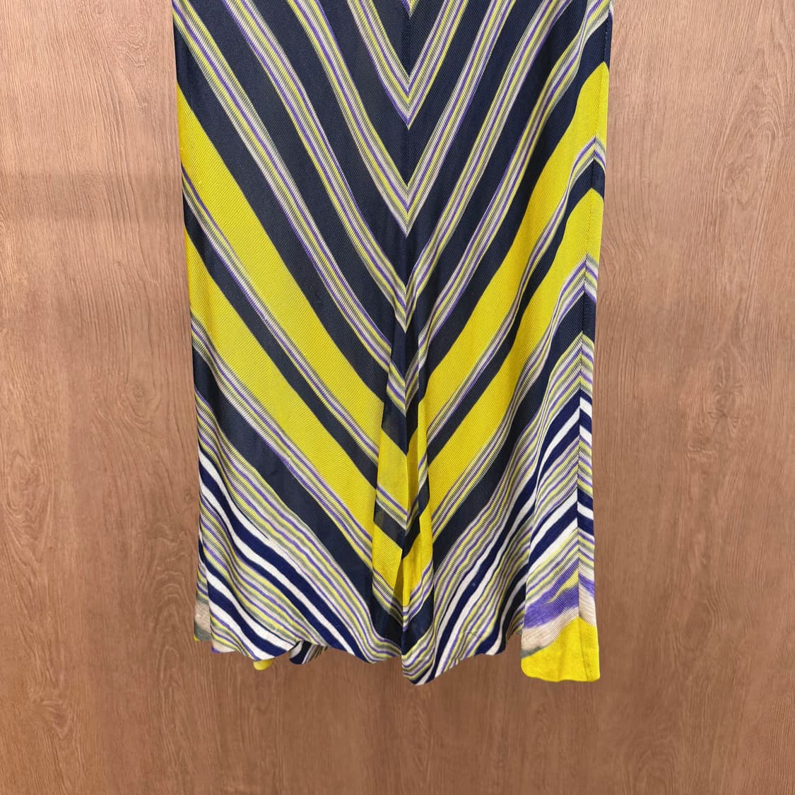 미쏘니 H라인 미디 스커트 스트라이프 세미 플레어 디테일 네이비 옐로우 상품이미지5