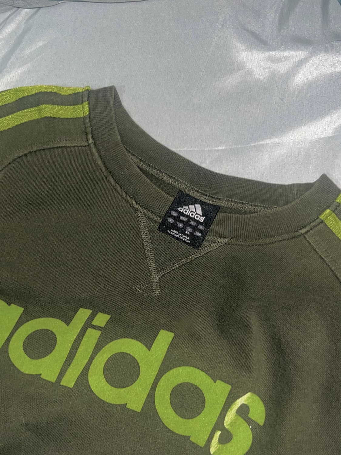 ✨Adidas✨ khaki sweatshirt 맨투맨 상품이미지2