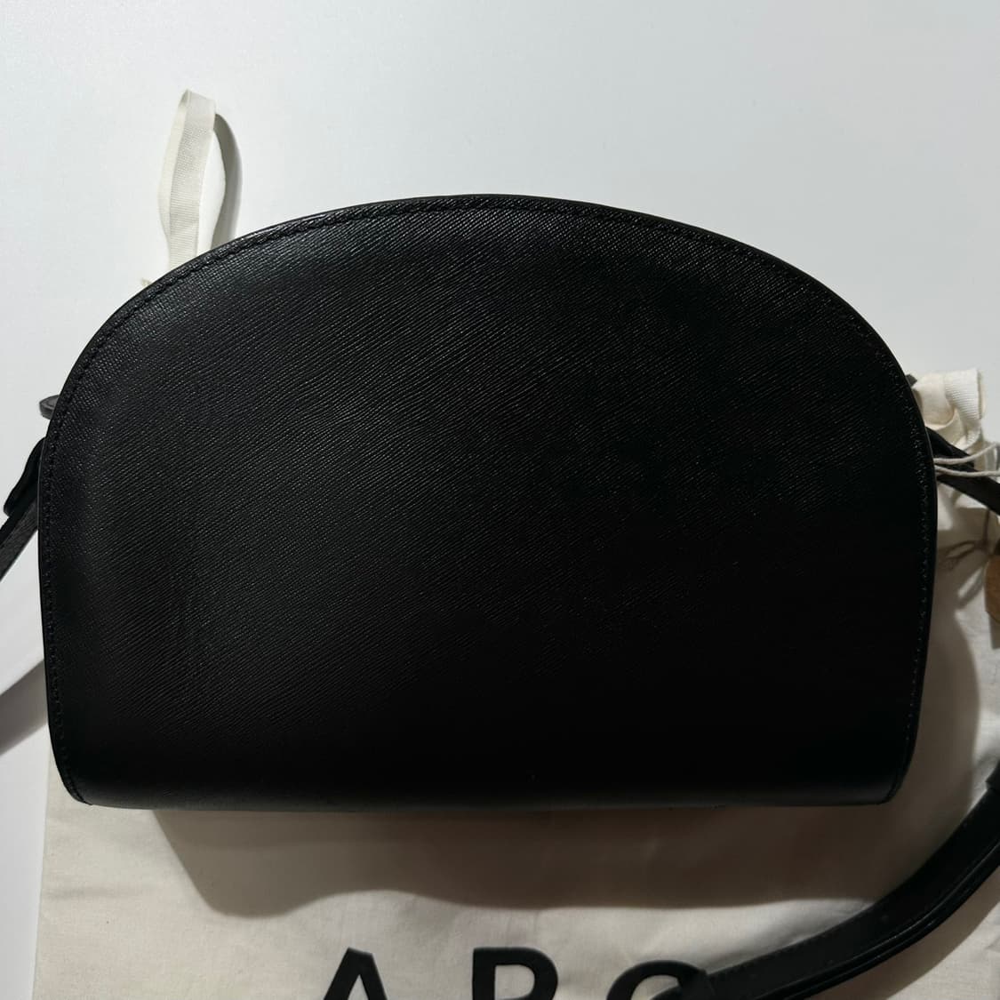 (새상품) APC 아페쎄 하프문 데미룬 사피아노 숄더백 블랙 상품이미지3