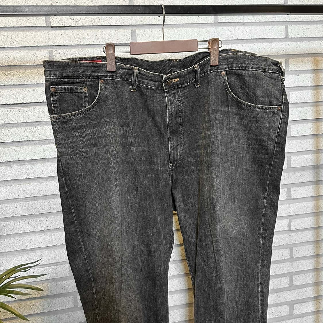 에드윈 503 흑청 워싱 데님 팬츠 레귤러핏 디테일 차콜 상품이미지4