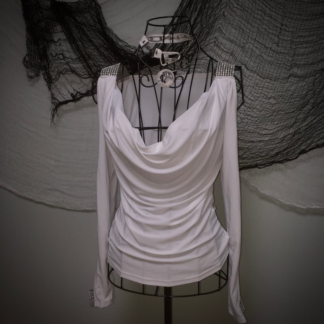 white cubic drape layered Top 상품이미지1