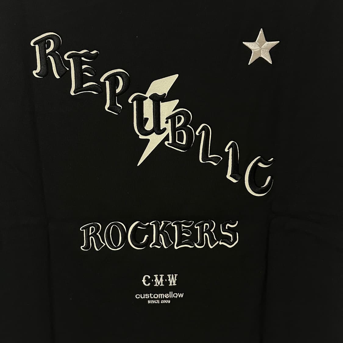 새상품 정가 18M 커스텀멜로우 자수 그래픽 반팔티 블랙 상품이미지4