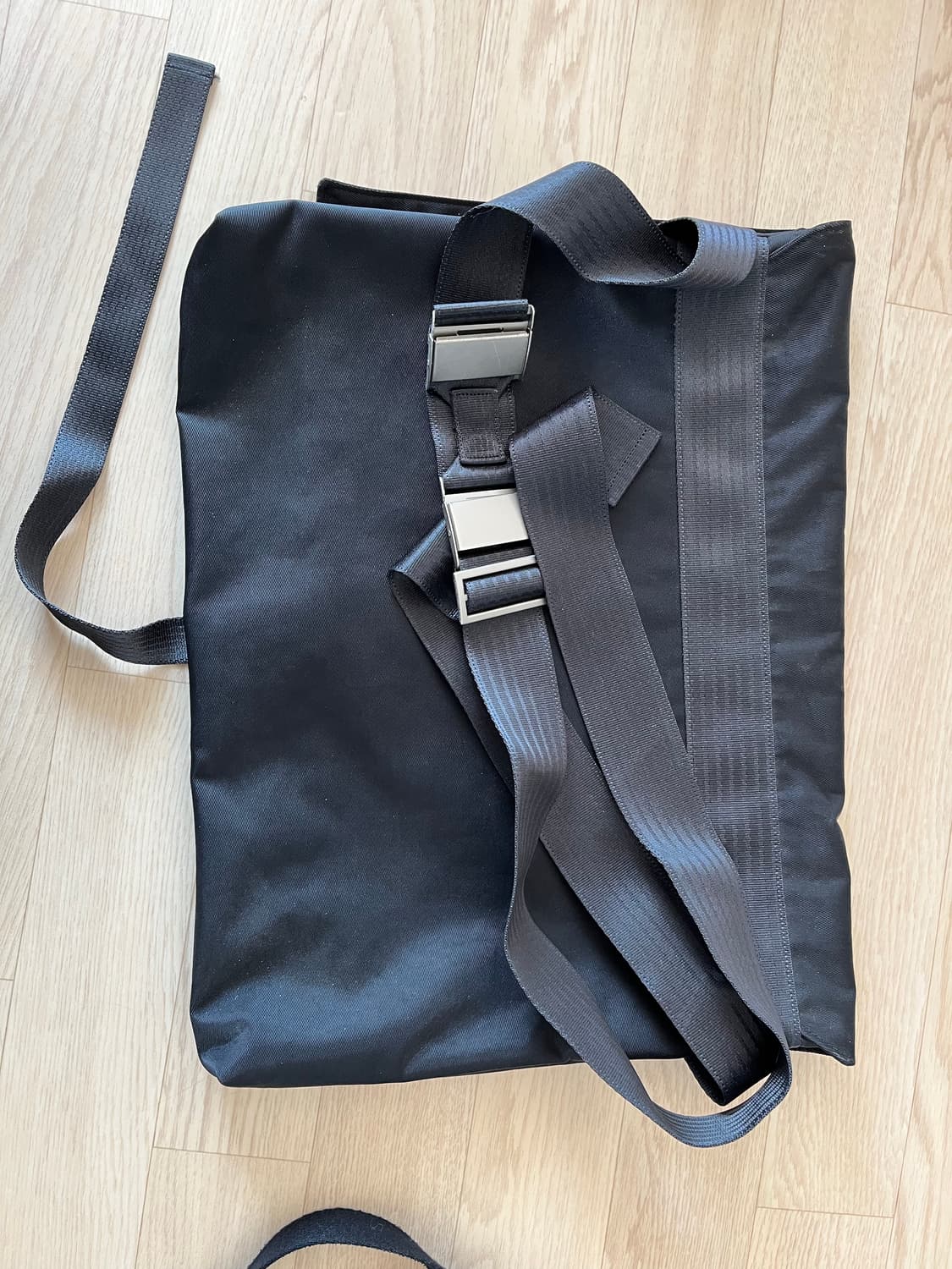 이우가마카라스 투버클 스퀘어백 상품이미지3