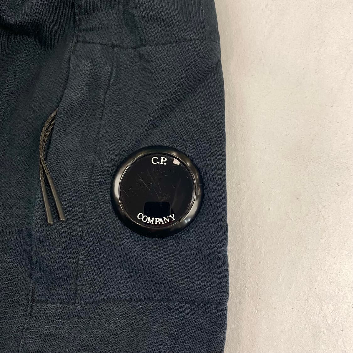 C.P 컴퍼니 렌즈 블랙 롱 슬리브 (105) 상품이미지3