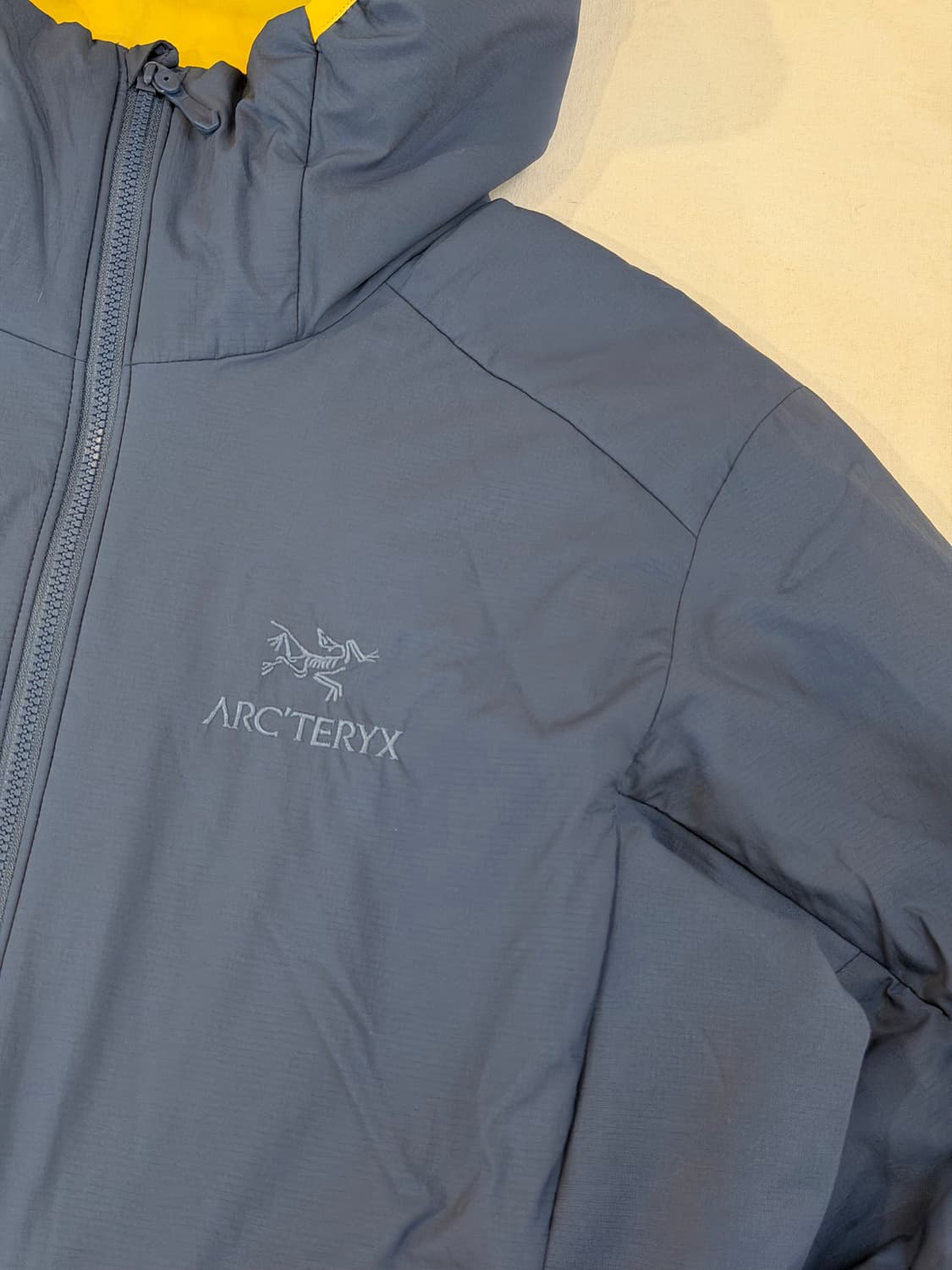 아크테릭스 아톰 LT 후디 경량패딩 스카이블루 옐로우 상품이미지2
