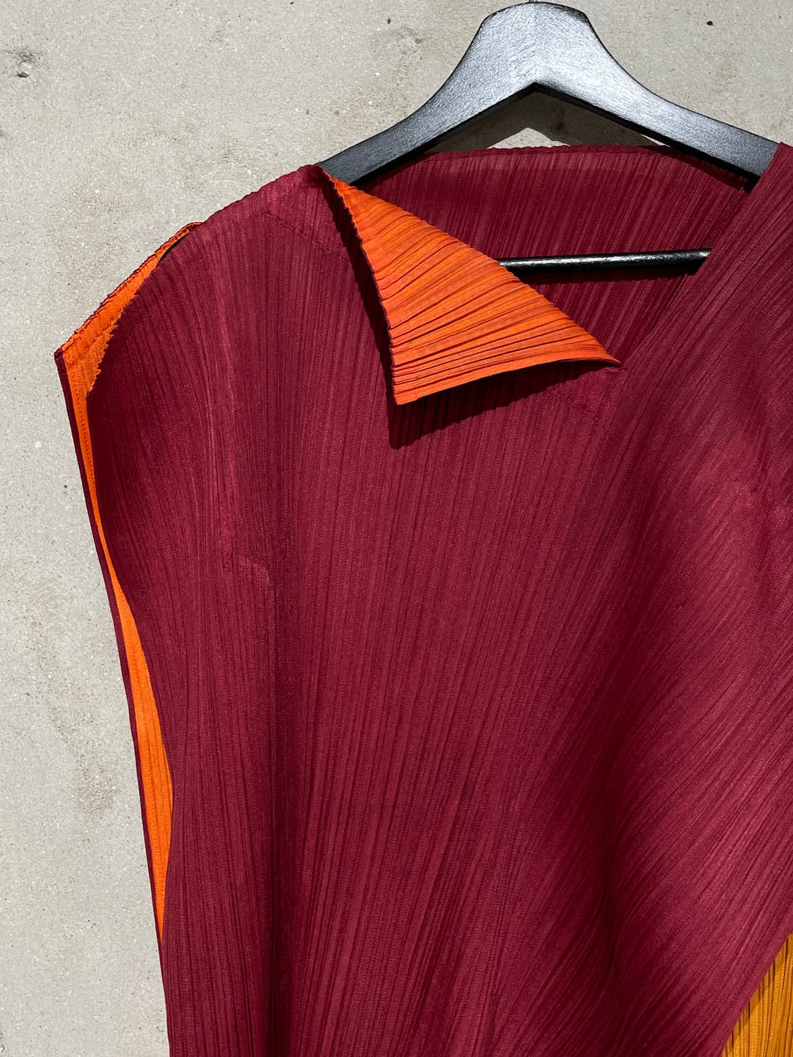 플리츠 플리즈 배색 언밸런스 슬리브리스 탑 상품이미지2