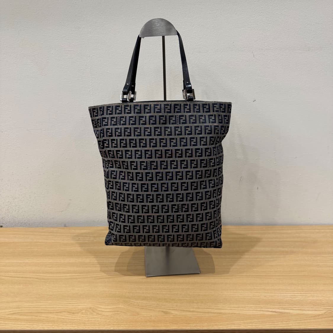 펜디 토트백 FF 주카 로고 패턴 레더 핸들 실버 버클 디테일 블랙 상품이미지2