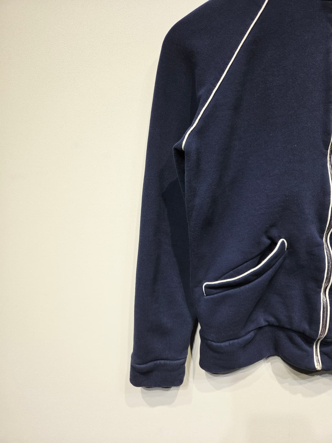 라코스테(LACOSTE) 네이비 파이핑 로고 짚업 트랙탑 상품이미지4