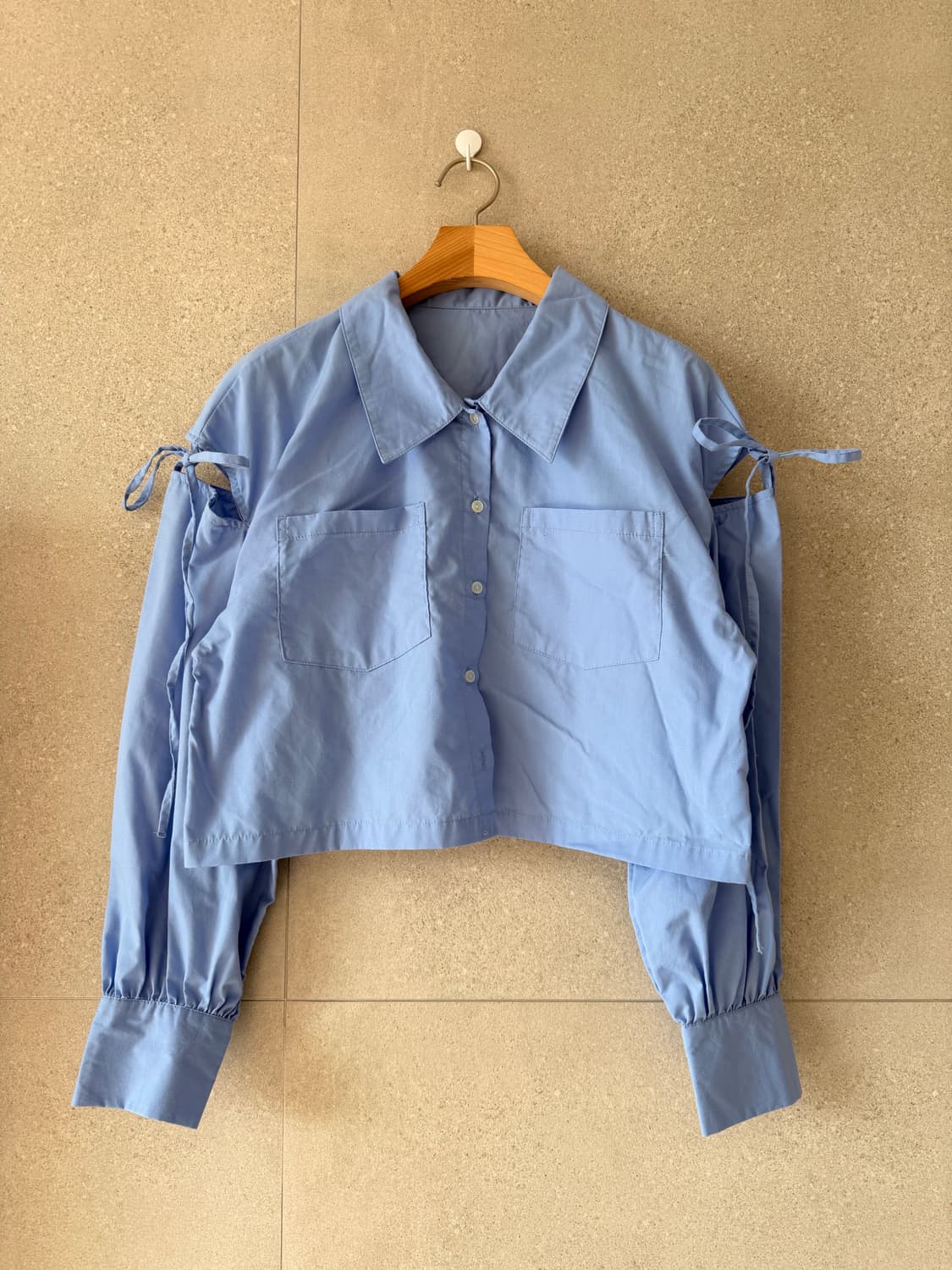 크롭 블루 셔츠 어깨 절개 리본 빅카라 상품이미지1