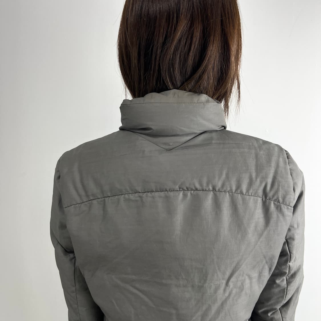 카즈유키 쿠마가이 어태치먼트 사선 집업 다운 자켓 카키 그레이 상품이미지3