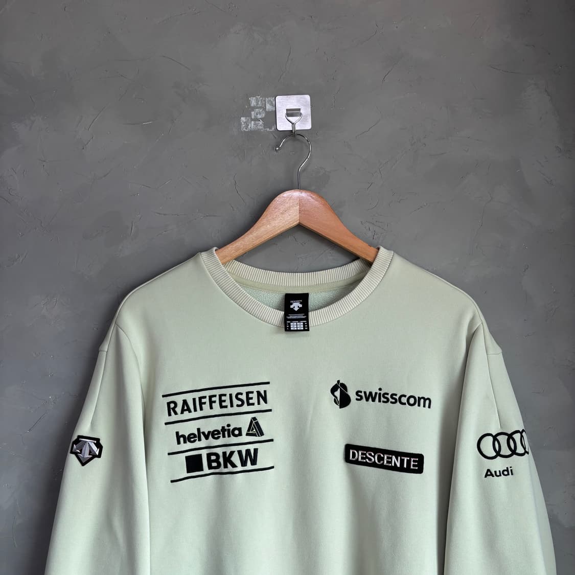 데상트 아우디 스위스 스키팀 맨투맨 상품이미지2