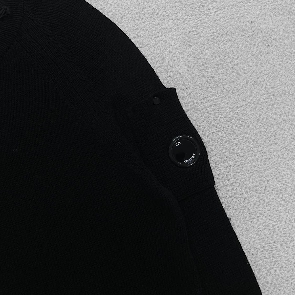 C.P컴퍼니 디테일 렌즈 와펜 라운드 니트 블랙 상품이미지3