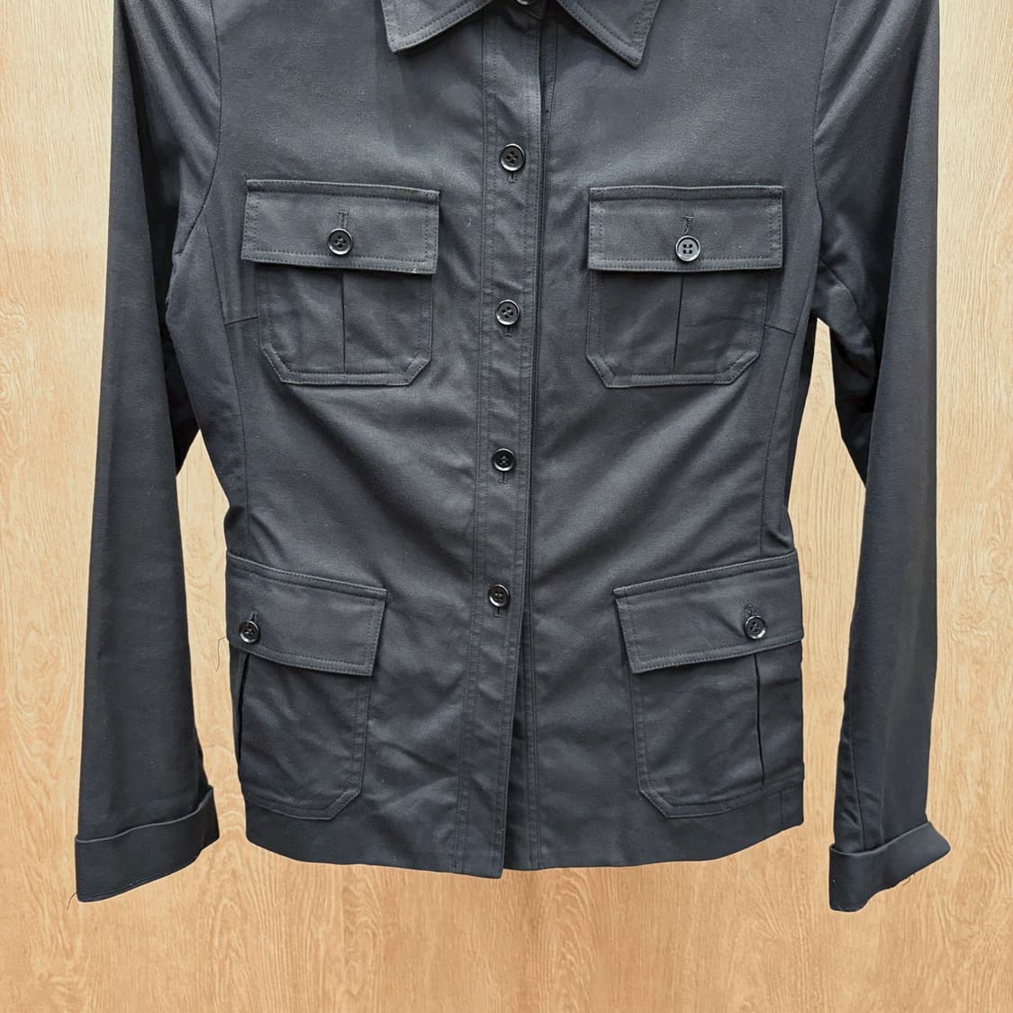 띠어리 코튼 스트레치 유틸리티 긴팔 셔츠 자켓 플랩 포켓 디테일 블랙 상품이미지5