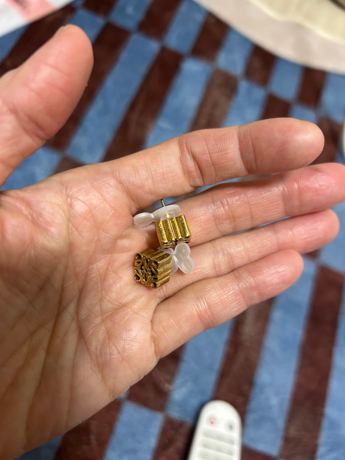 로에베 아나그램 로고 귀걸이 상품이미지4