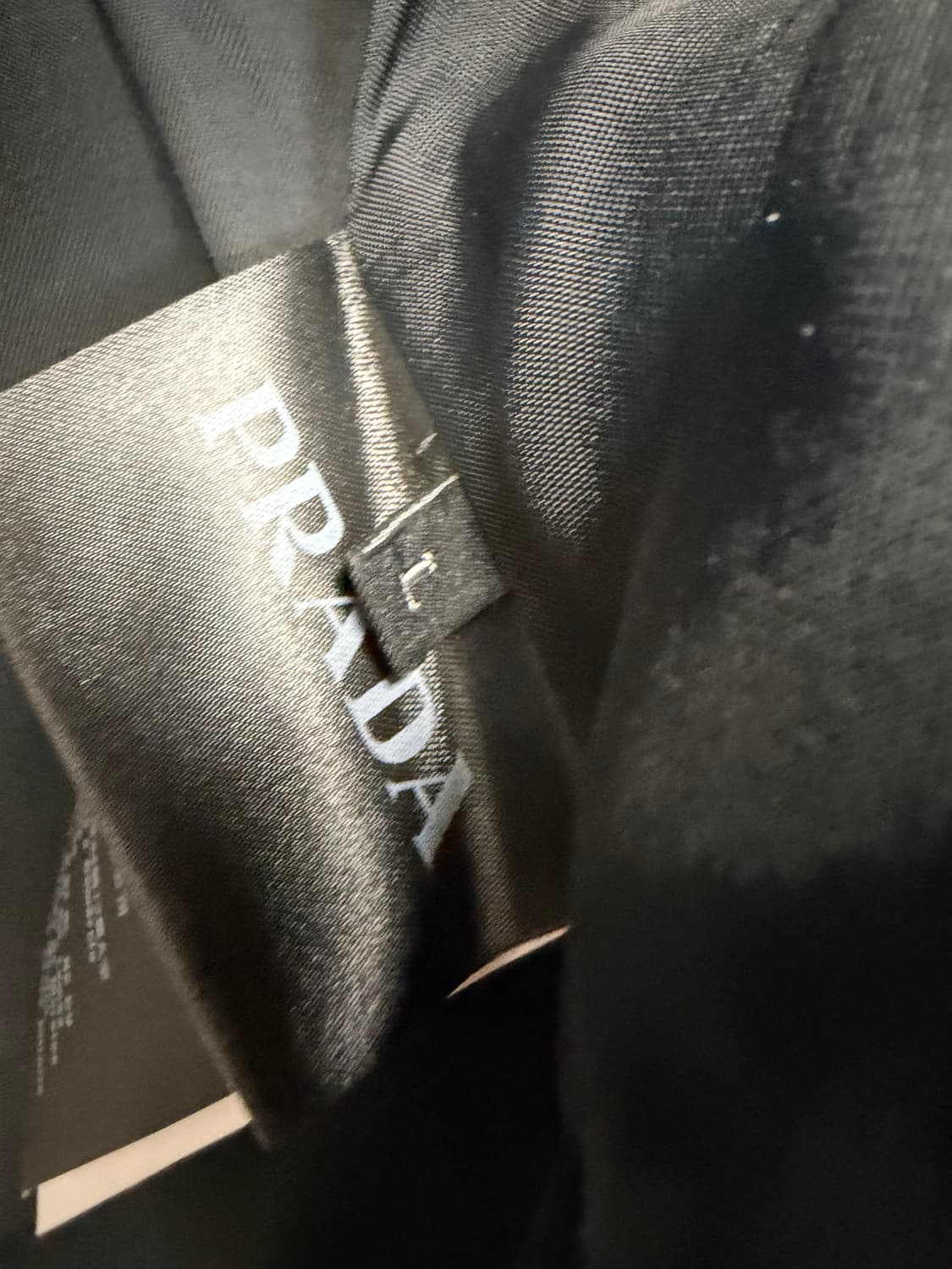 프라다  삼각로고 벨벳 오버셔츠 ( 105 ) 상품이미지5