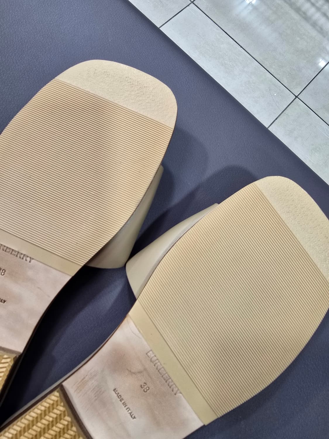 [정품] 버버리 TB로고 슬리퍼 상품이미지3