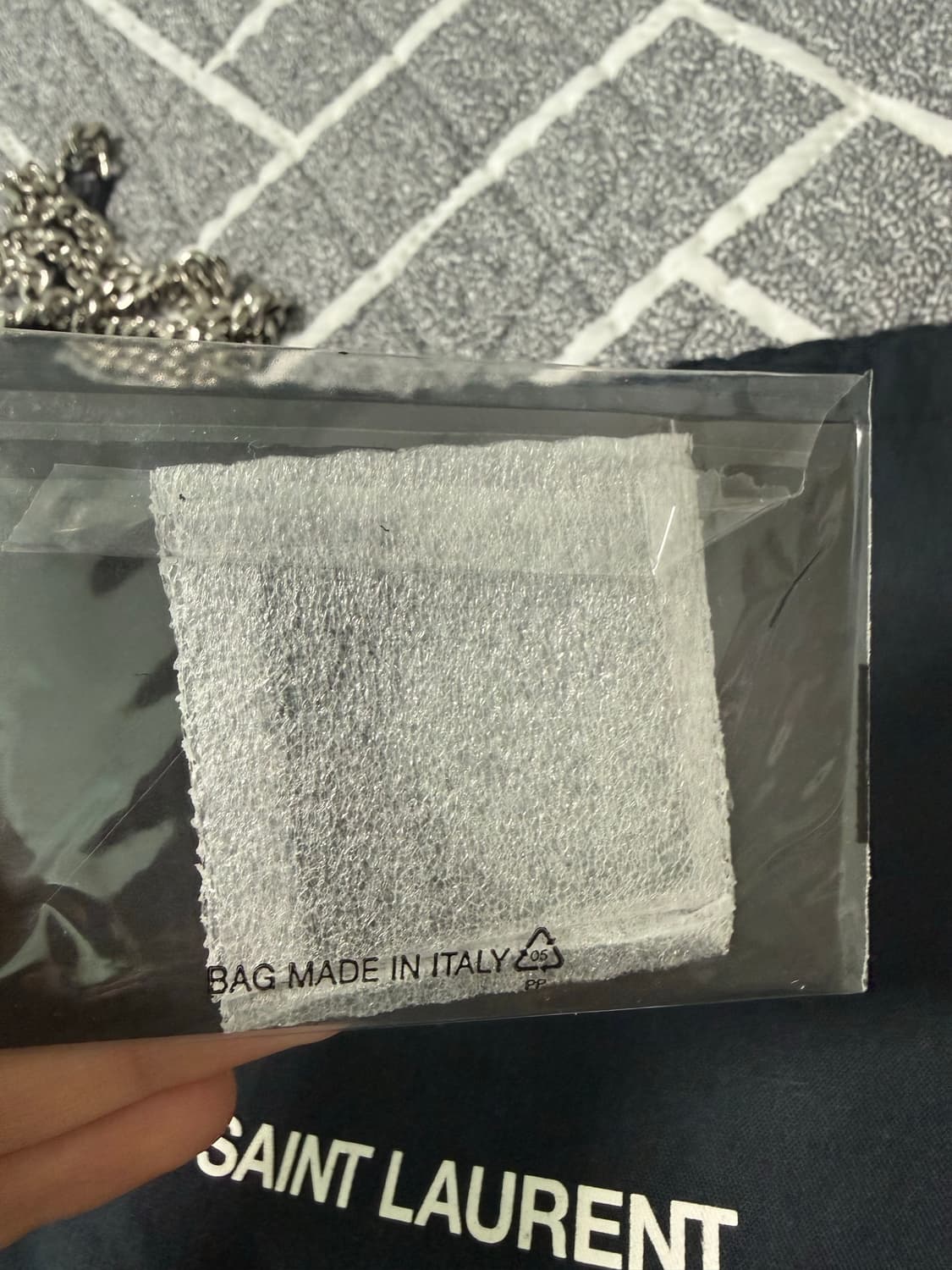 생로랑 스무스 레더 실버 모노그램 선셋 미디움백 블랙 상품이미지3