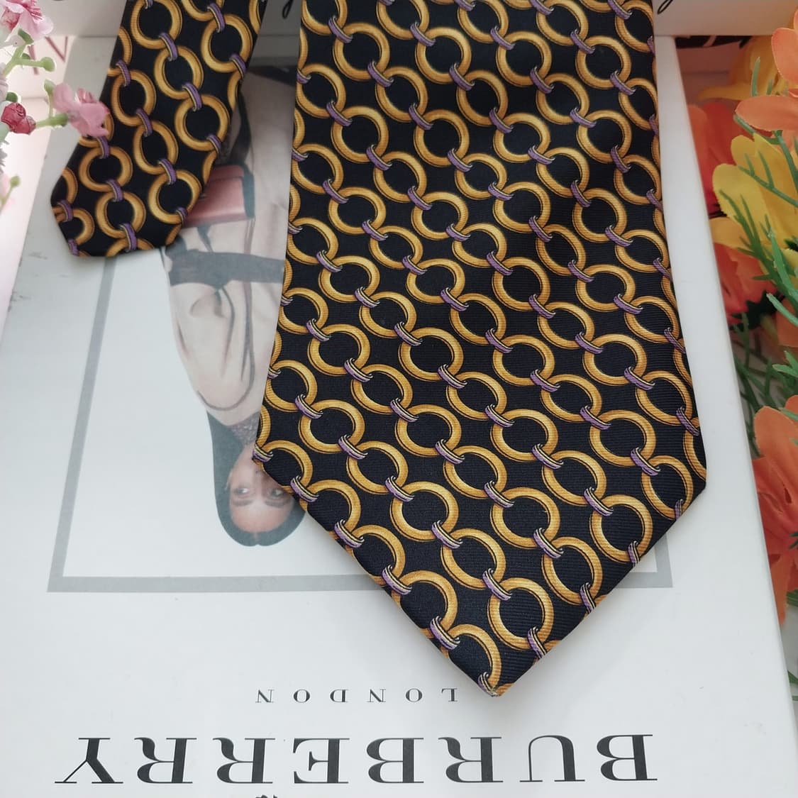 버버리 실크 골드&블랙 패턴 넥타이 9.7cm A+등급 K1391
 상품이미지5